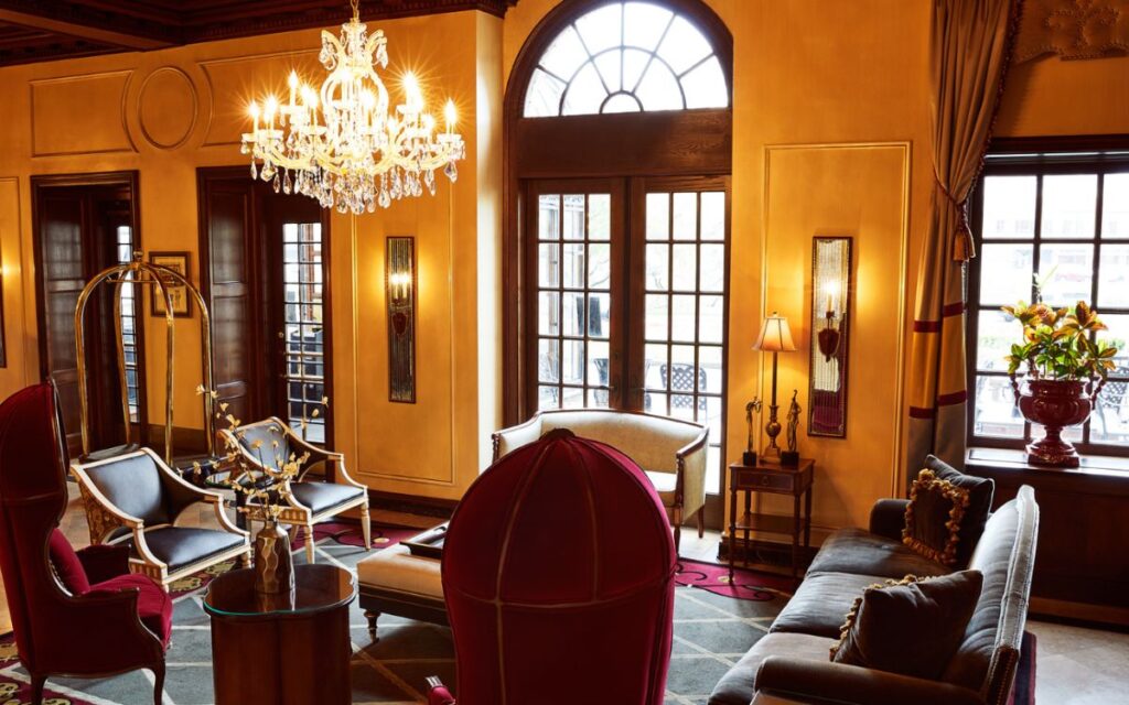 10-romantic-getaways-in-kansas-city-the-raphael-hotel