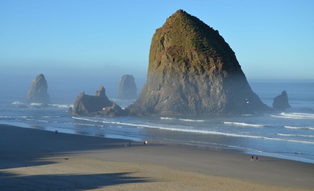 affordable-romantic-getaways-in-usa-cannon-beach-oregon