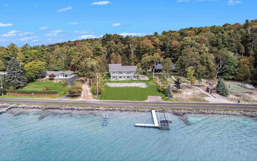 romantic-getaways-in-michigan-with-private-pool-beulah
