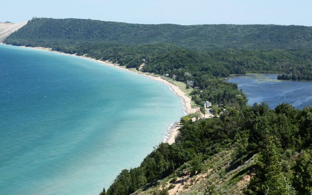romantic-getaways-in-michigan-with-private-pool-glen-arbor