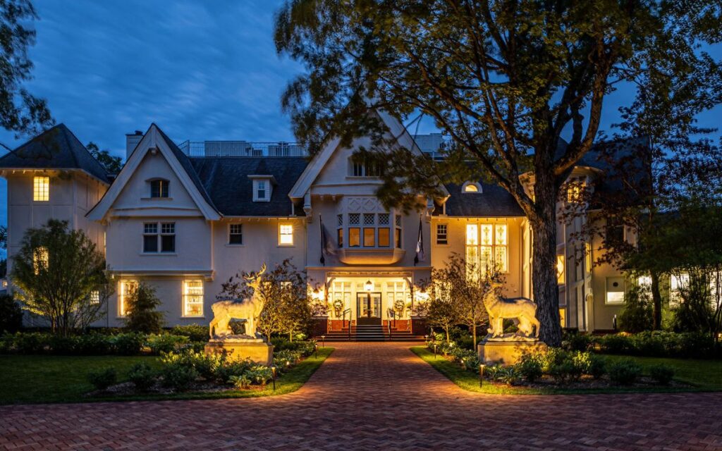 romantic-getaways-in-michigan-with-private-pool-mackinac-island