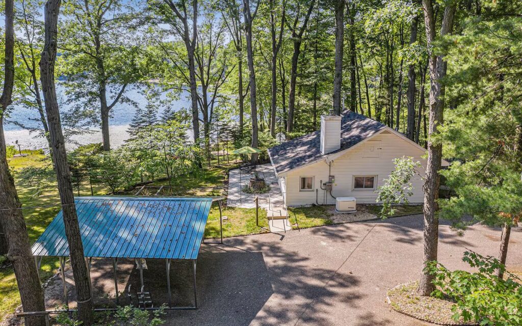 romantic-getaways-in-michigan-with-private-pool-manistee