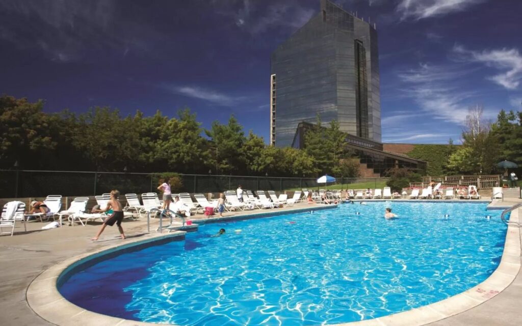 romantic-getaways-in-michigan-with-private-pool-traverse-city