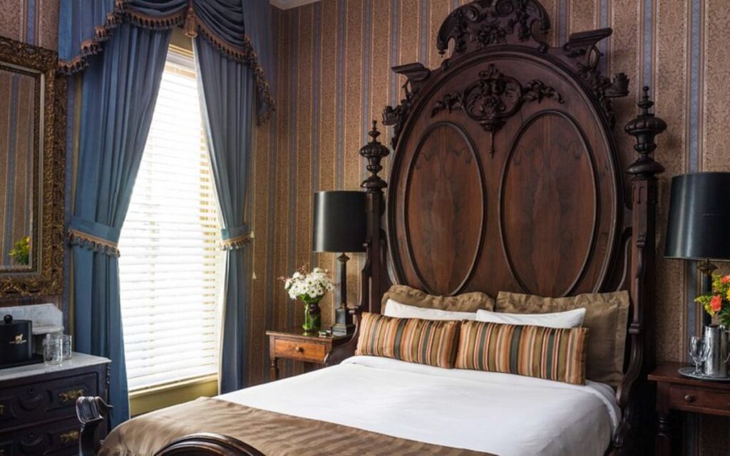 romantic-places-to-stay-in-ohio-the-golden-lamb-inn