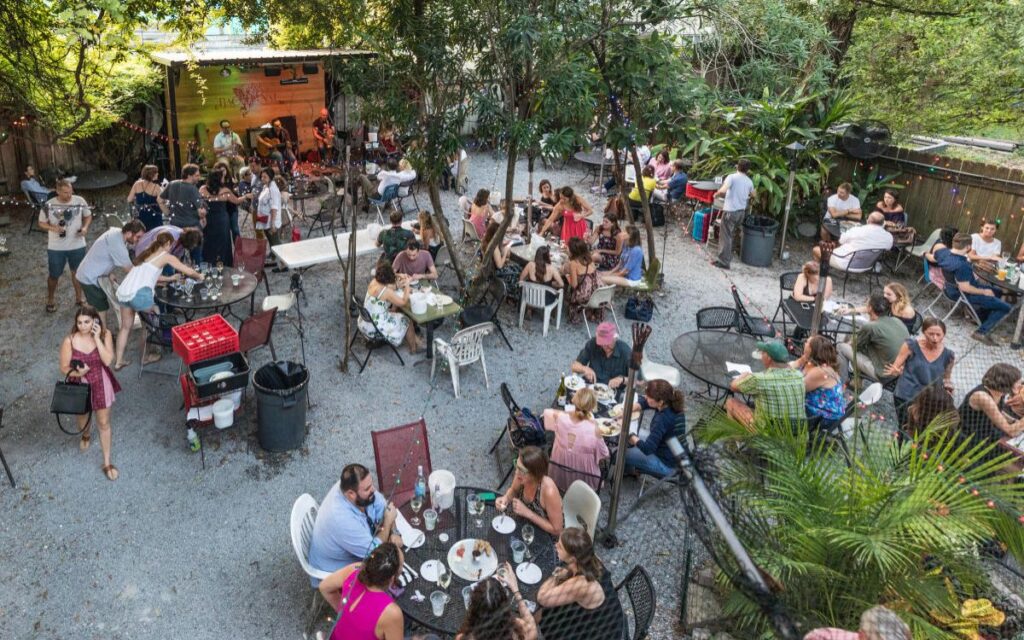 romantic-restaurants-in-new-orleans-bacchanal-wine
