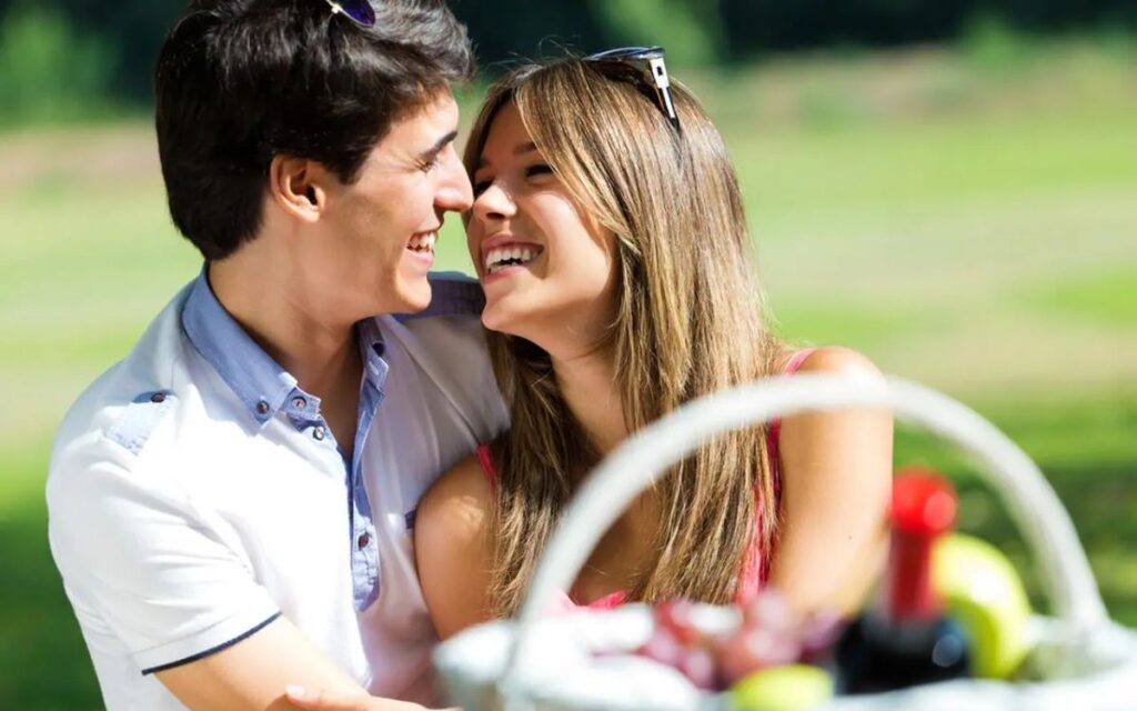 romantic-gift-ideas-surprise-picnic
